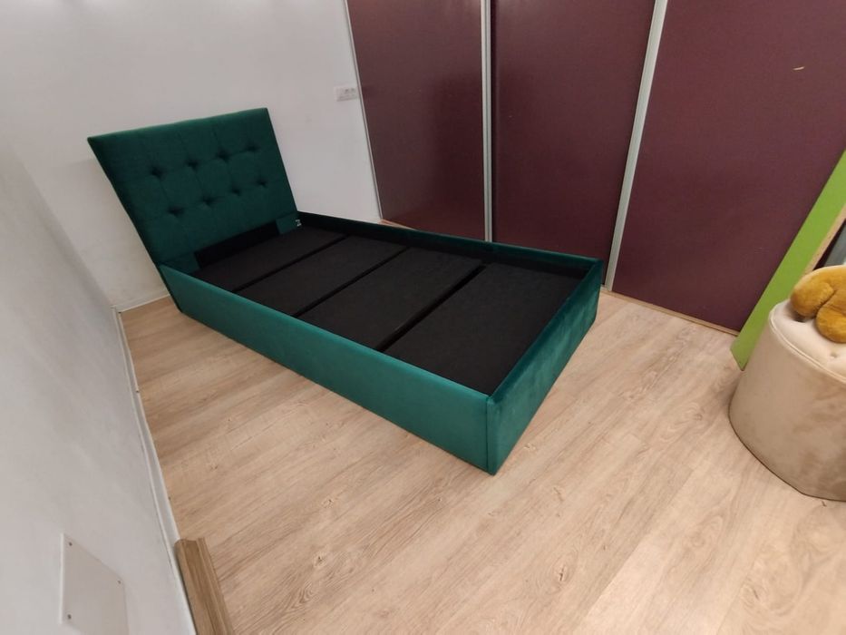 Vând pat tapițat din catifea verde smarald 90/200