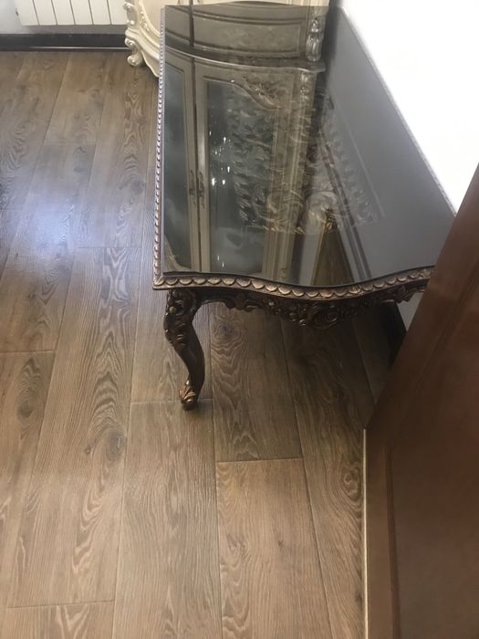 Срочно продается журнальный стол из натурального дерева.