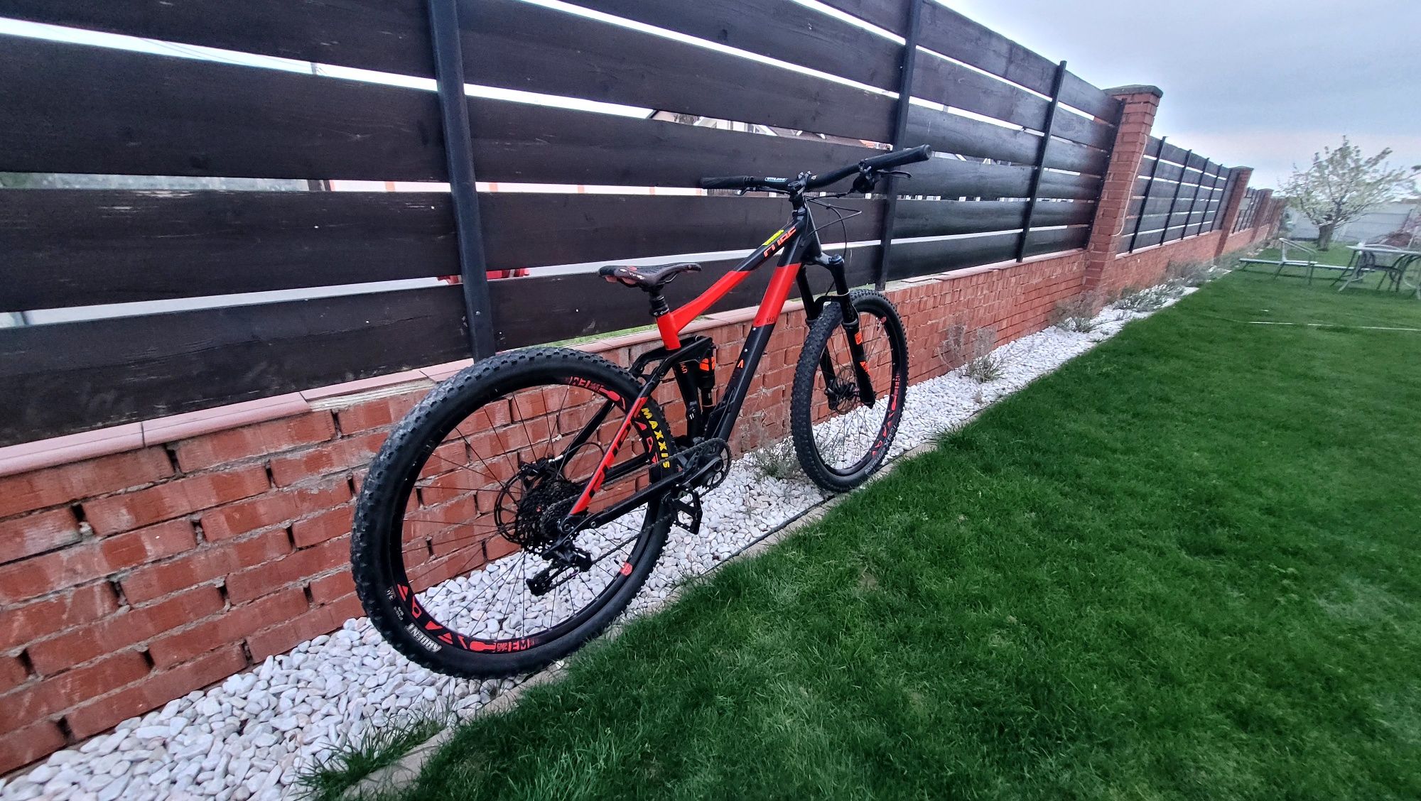 Vând bicicleta full suspension cube stereo race 160 hpa