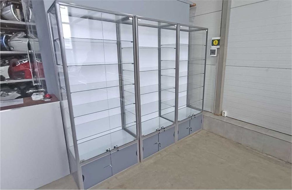 Витрина стеклянная, прилавки. Metal oynaly vitrina va prilavkalar