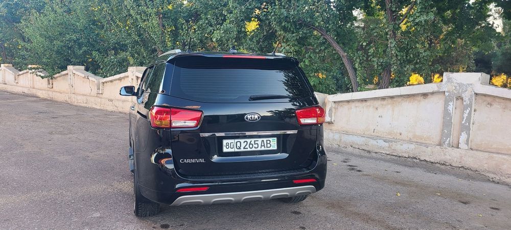 Kia carnival  sotiladi