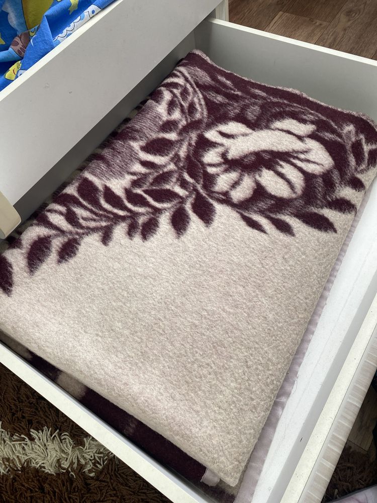 Продам 2 шерстяных одеяла