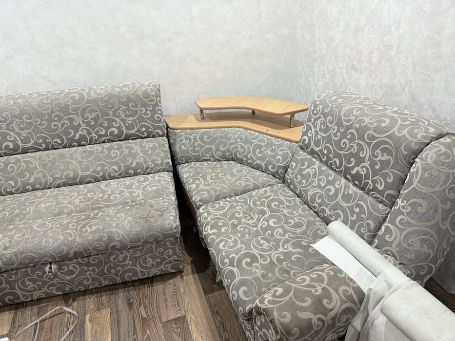 Диван и кресло.
