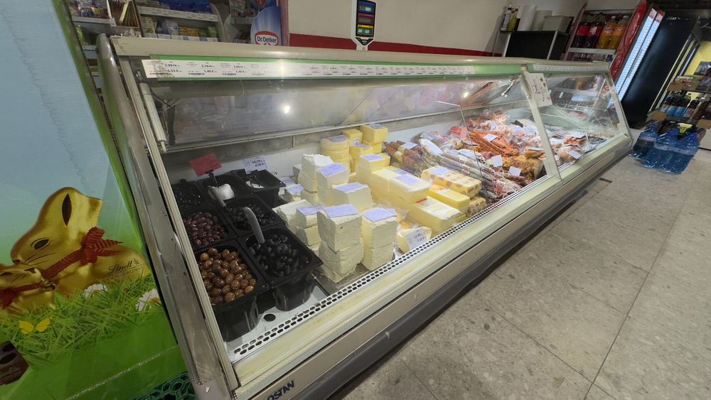 Хладилна витрина и две витрини за замразени продукти