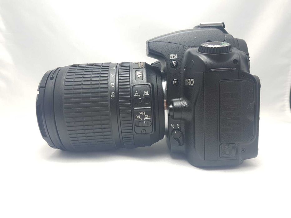 Nikon D90 AF-S; Nikkor 18-105 mm.