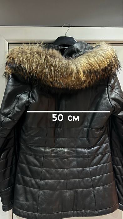 Зимно яке от естесвена кожа, с качулка от естесвена яка!