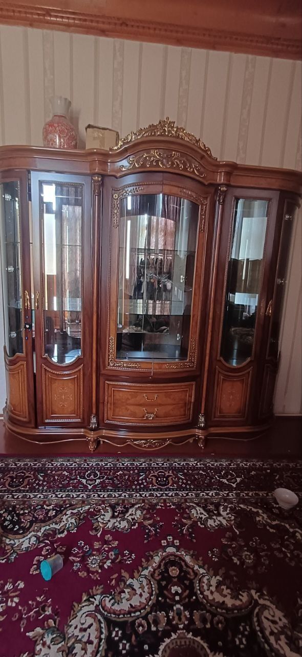 Срочно продам сервант в хорошем состоянии ни местный Китайский.
