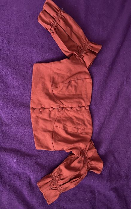 2 Top uri noi cu eticheta