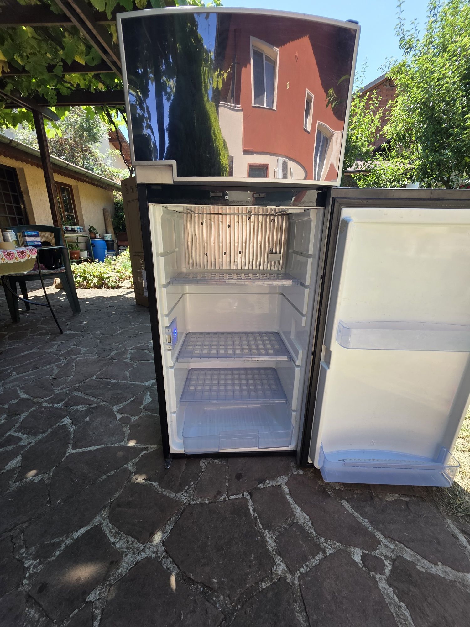Продавам хладилник Dometic 8505