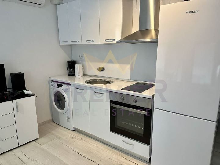 Двустаен апартамент, Колхозен пазар