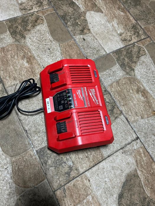 Încărcător superrapid Milwaukee M18 DFC