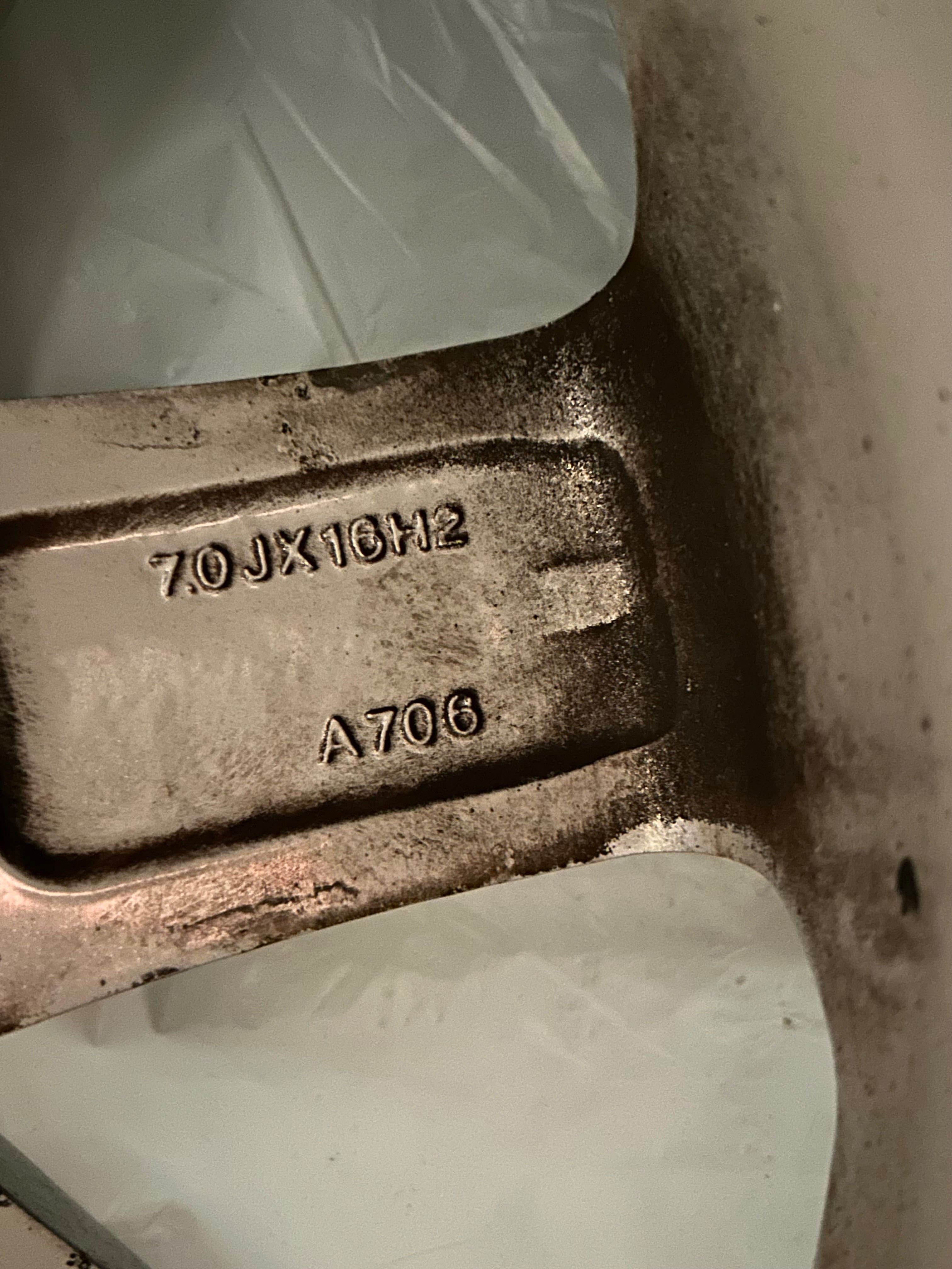 Зимни гуми +джанти за джип раф4 215/70R16