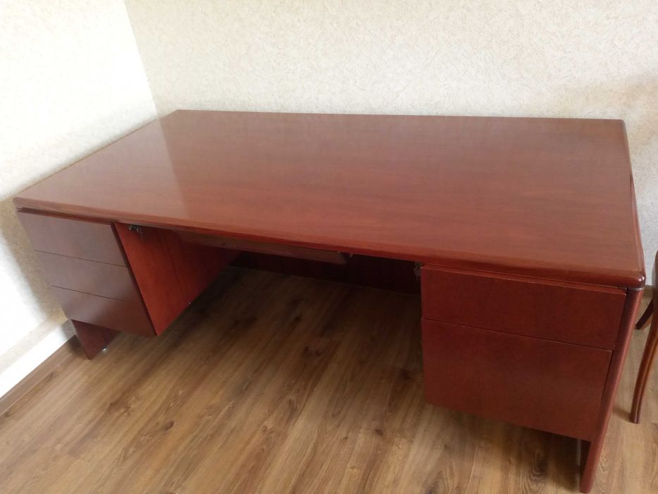 Старинный большой стол из Бразилии, натуральный шпон