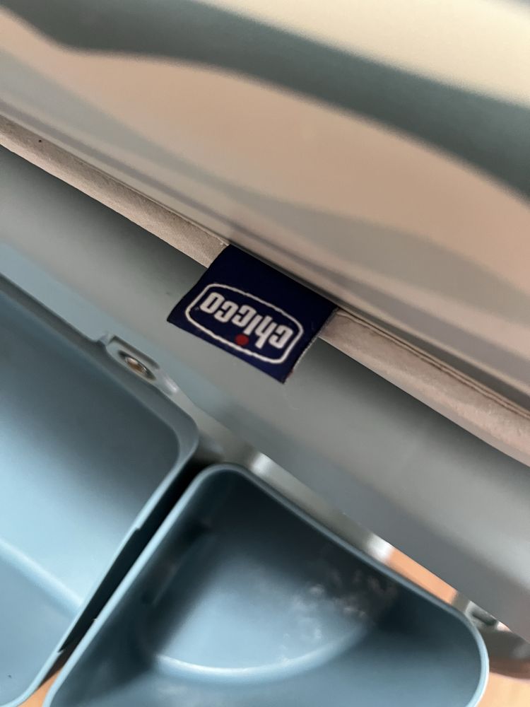 Cădiță si masuță de înfășat pliabilă Chicco