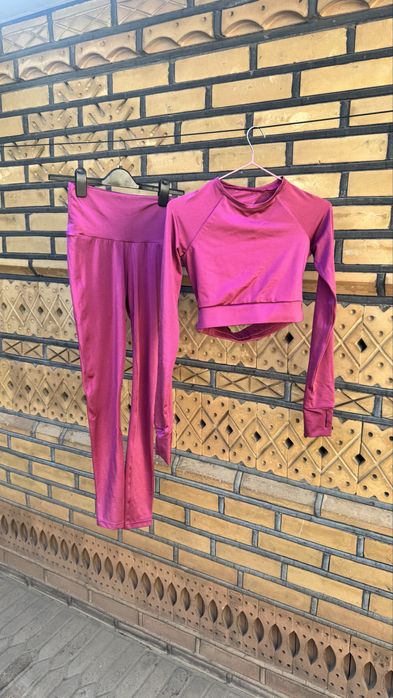 Спортивный костюм, леггинсы и топ с длинным рукавом