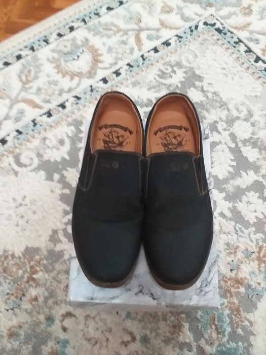 Продаётся мужская обувь.