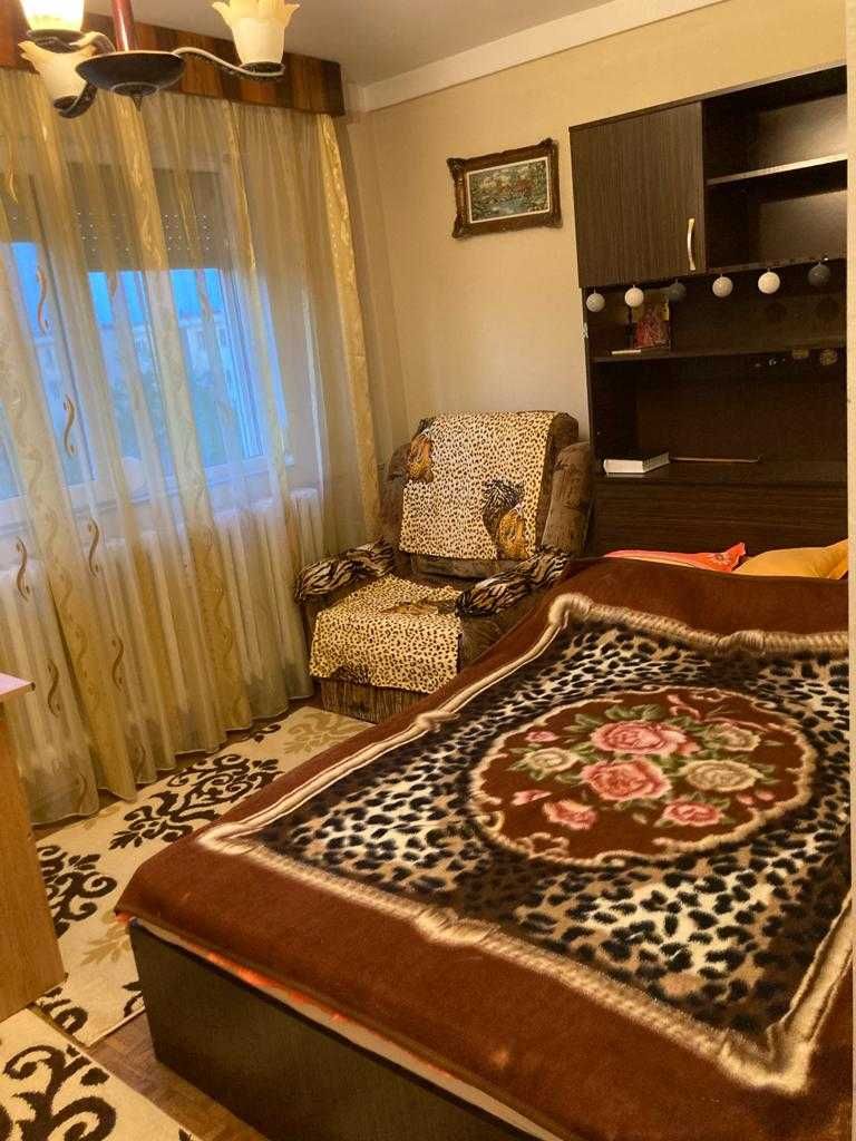 Vand apartament 2 camere in apropiere de piata din Valea Rosie