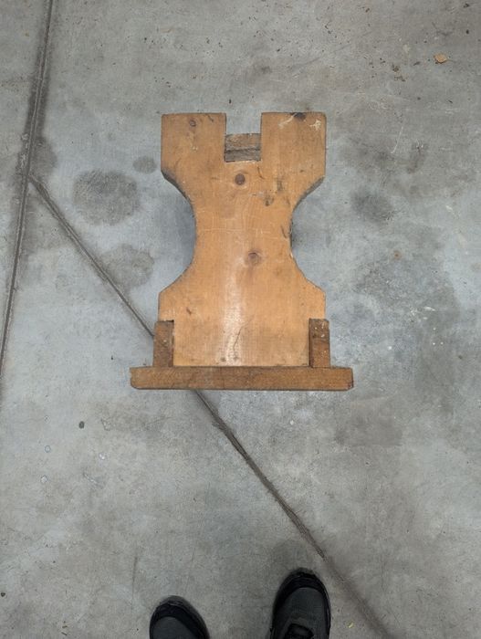 Старо дървено столче