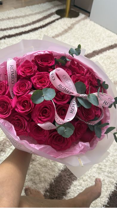 Продам шикарный букет красных роз свежые даринные