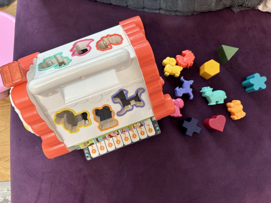 Jucarie interactiva Hola - Casuta cu forme, lumini si sunete