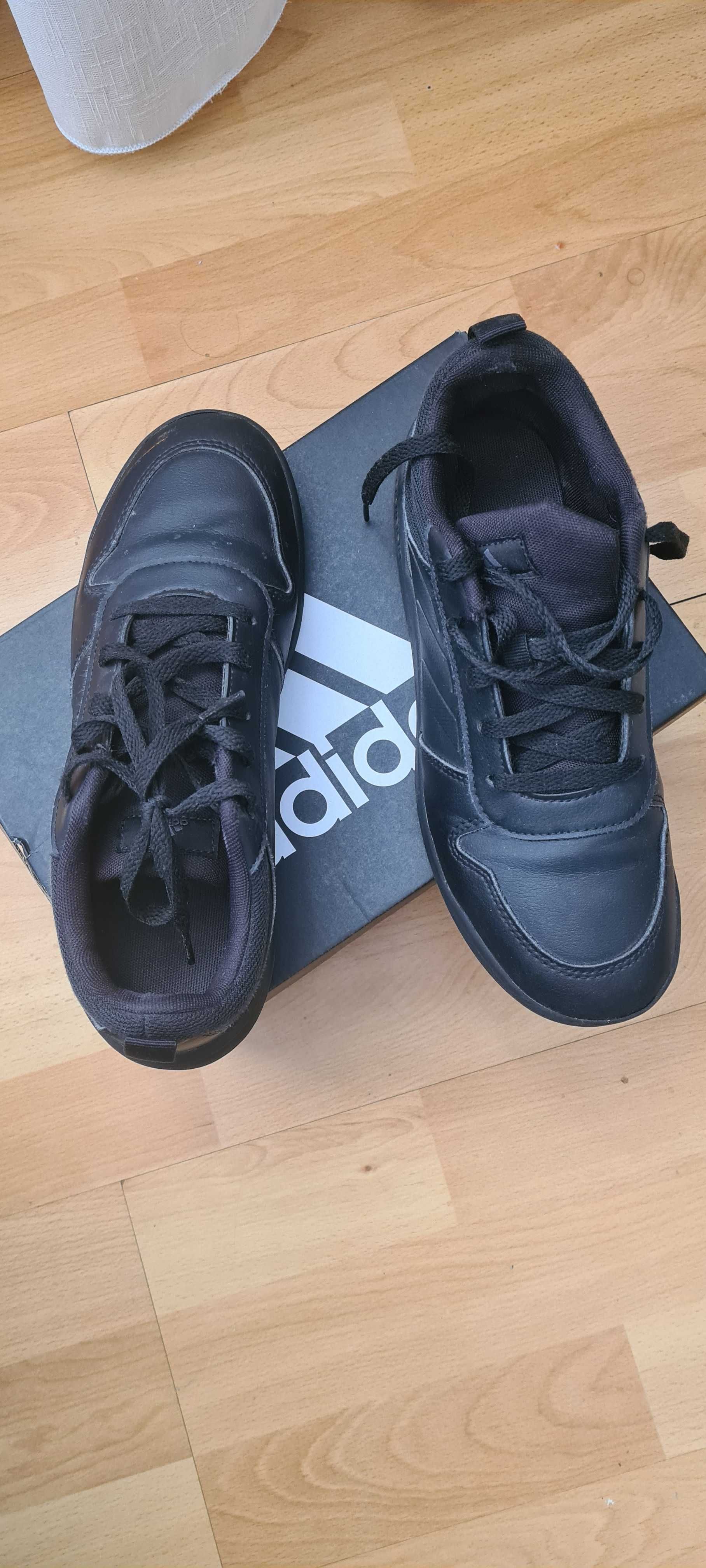Adidas nr.38 negru, aproape noi,purtati de un copil doar de cateva ori