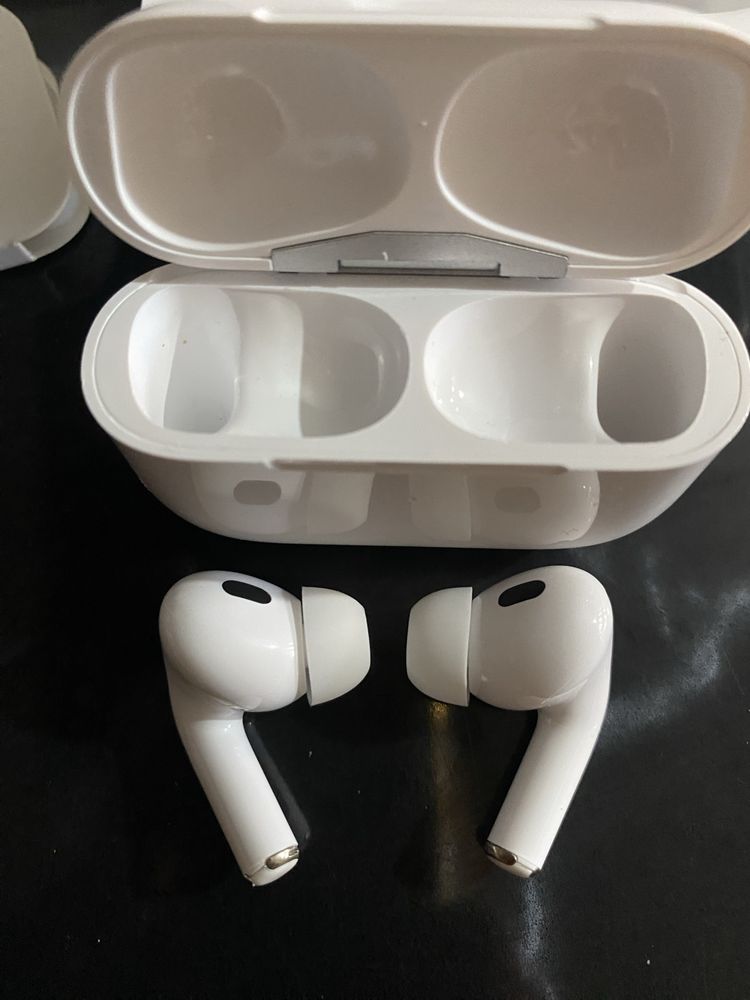 Чисто нови Apple AirPods Pro с кутия и всички аксесоари