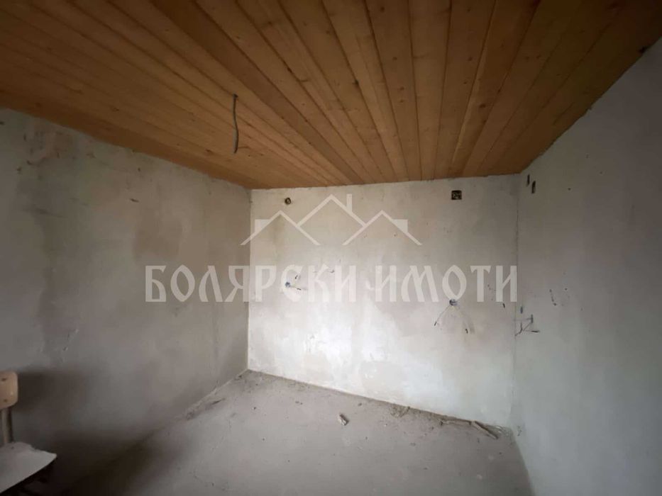 Двуетажна къща за ремонт в село Обединение