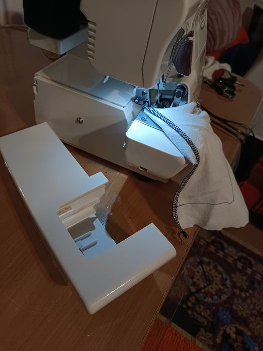 Mașină surfilat și cusut .