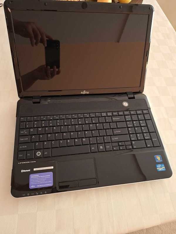 Fujitsu Lifebook AH531 + подарък