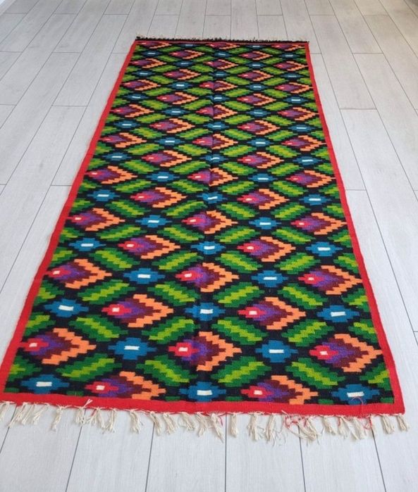 Covor vechi din lana colorat