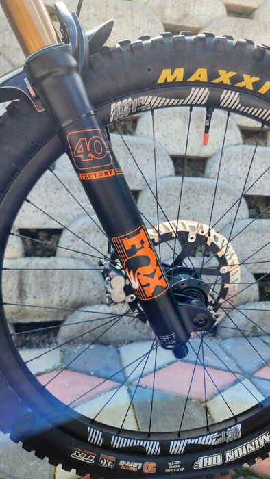 Bicicleta Downhill YT tues cf pro race