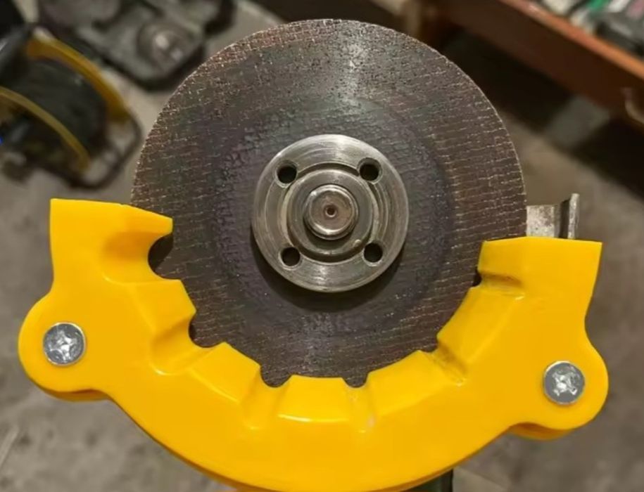 Dispozitiv ascutit burghie folosit pe polizor
unghiular