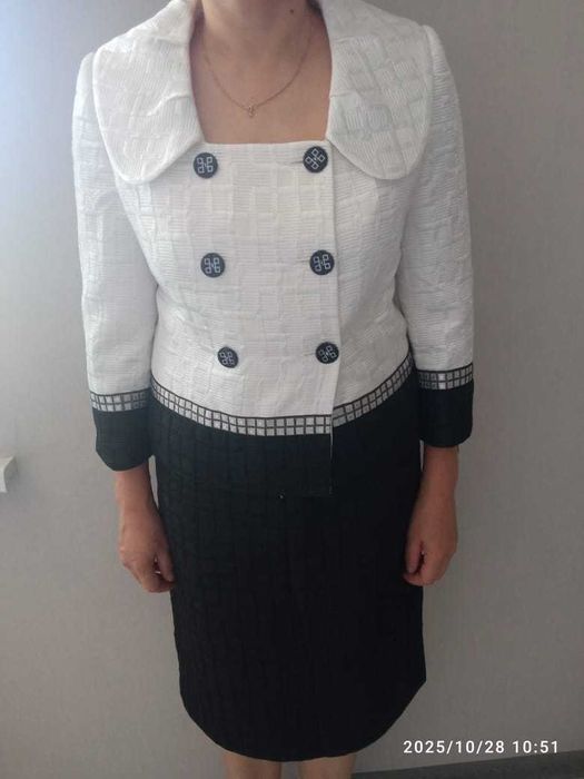 Элегантный деловой костюм: Белый жакет и черная юбка