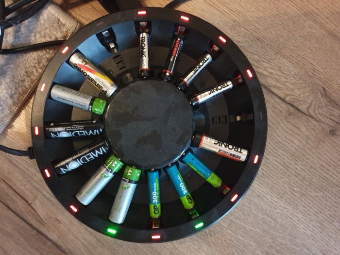 Încărcător rapid baterii AAA (R3) si AA (R6) 16 sloturi