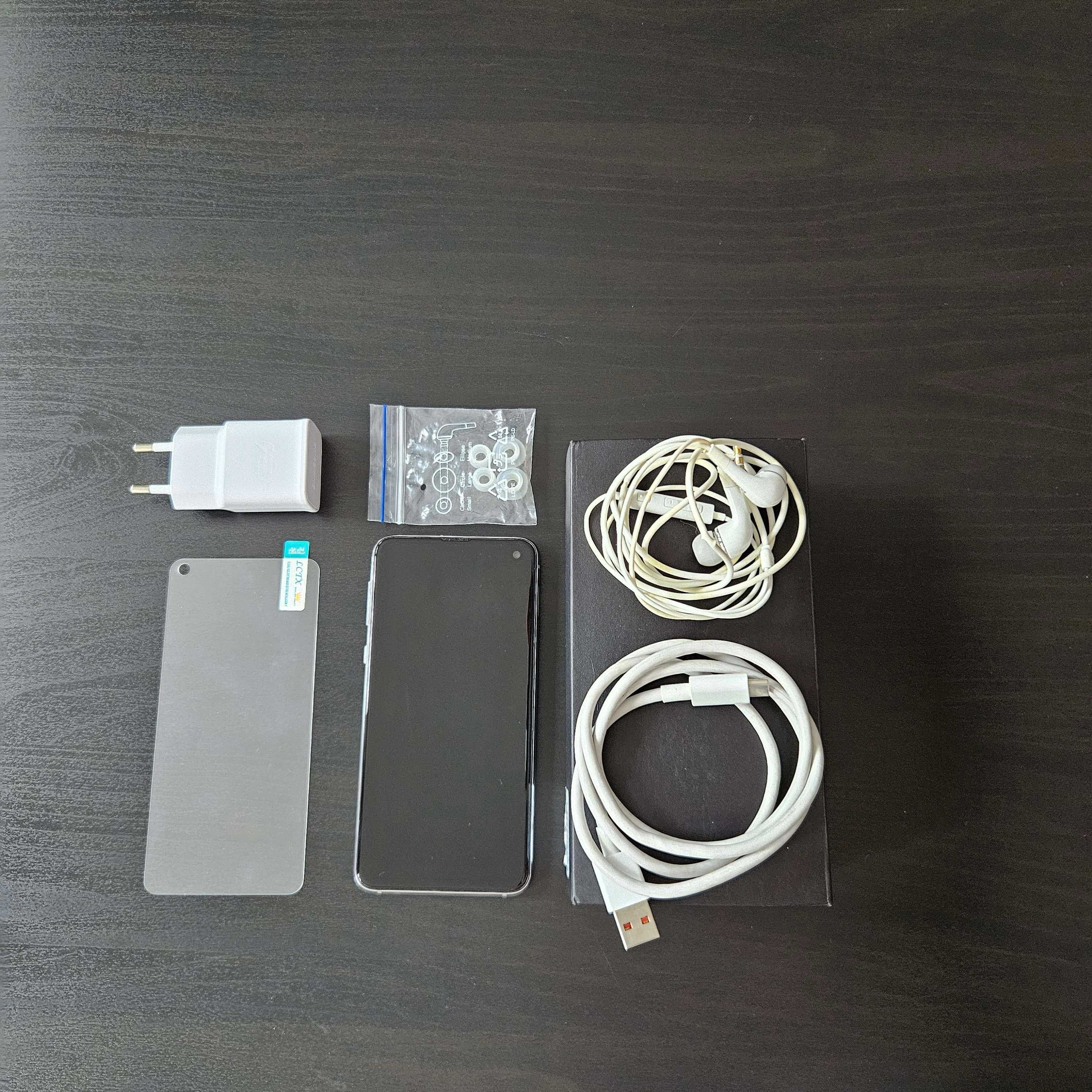 Samsung Galaxy S10e в комплект със зарядно + слушалки + нов протектор