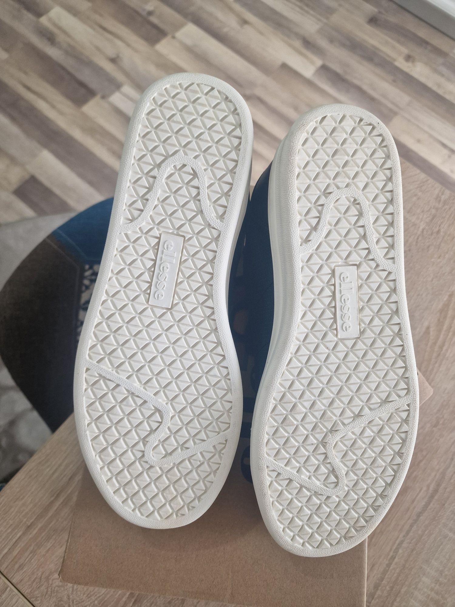 Adidasi ellesse mărimea 42