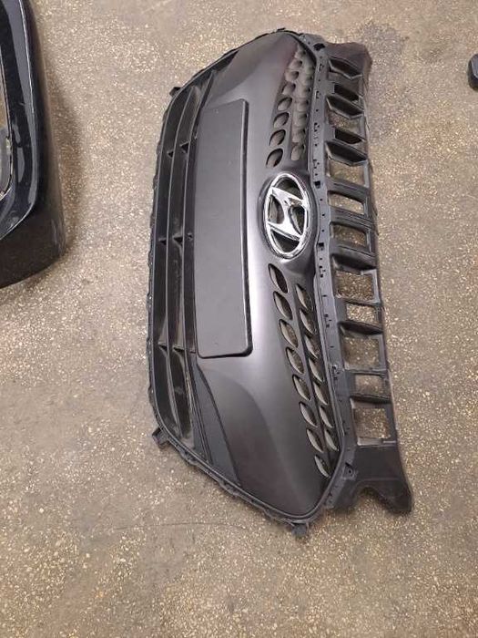 Grila radiator NOUA ORIGINALA Hyundai i30 an 2012-2017