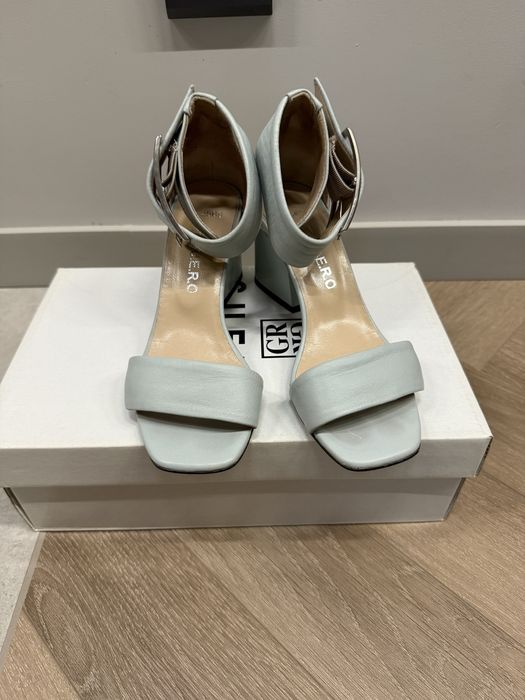 Босоножки кожаные