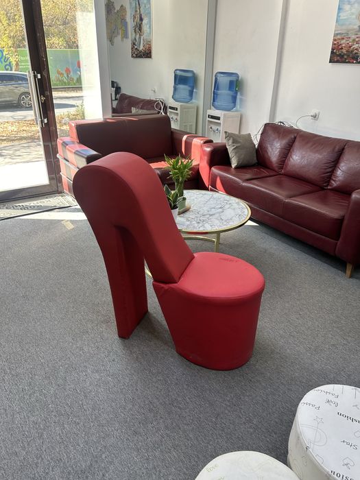 Пуфик форме Каблука