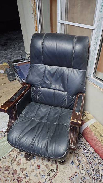 Кресло кожаное офисная