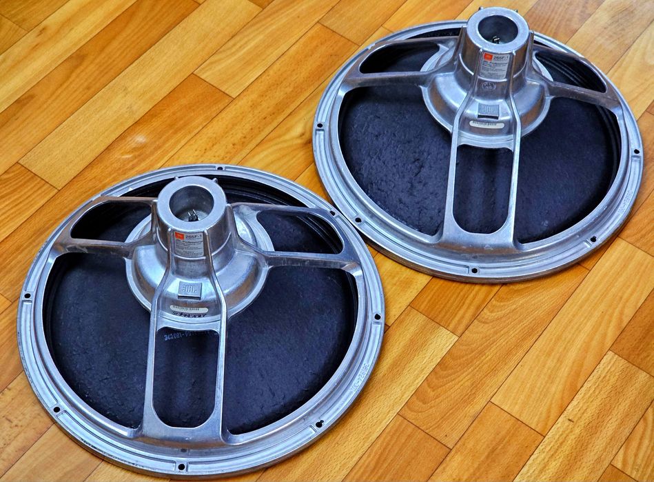 15-дюймовые неодимовые динамики JBL 265F-1