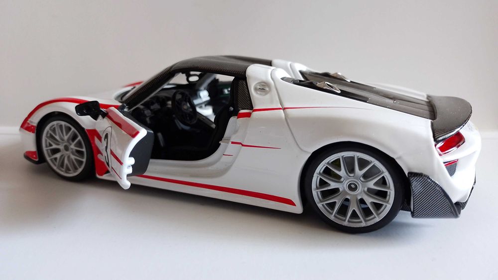 Метални колички Bburago в Мащаб 1:24