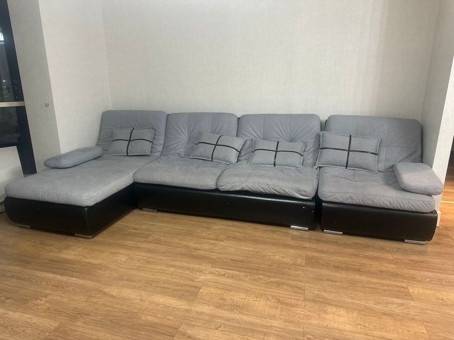 Большой диван для гостинной