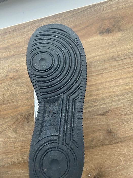 Vand AirForce 1 albi cu contur negru