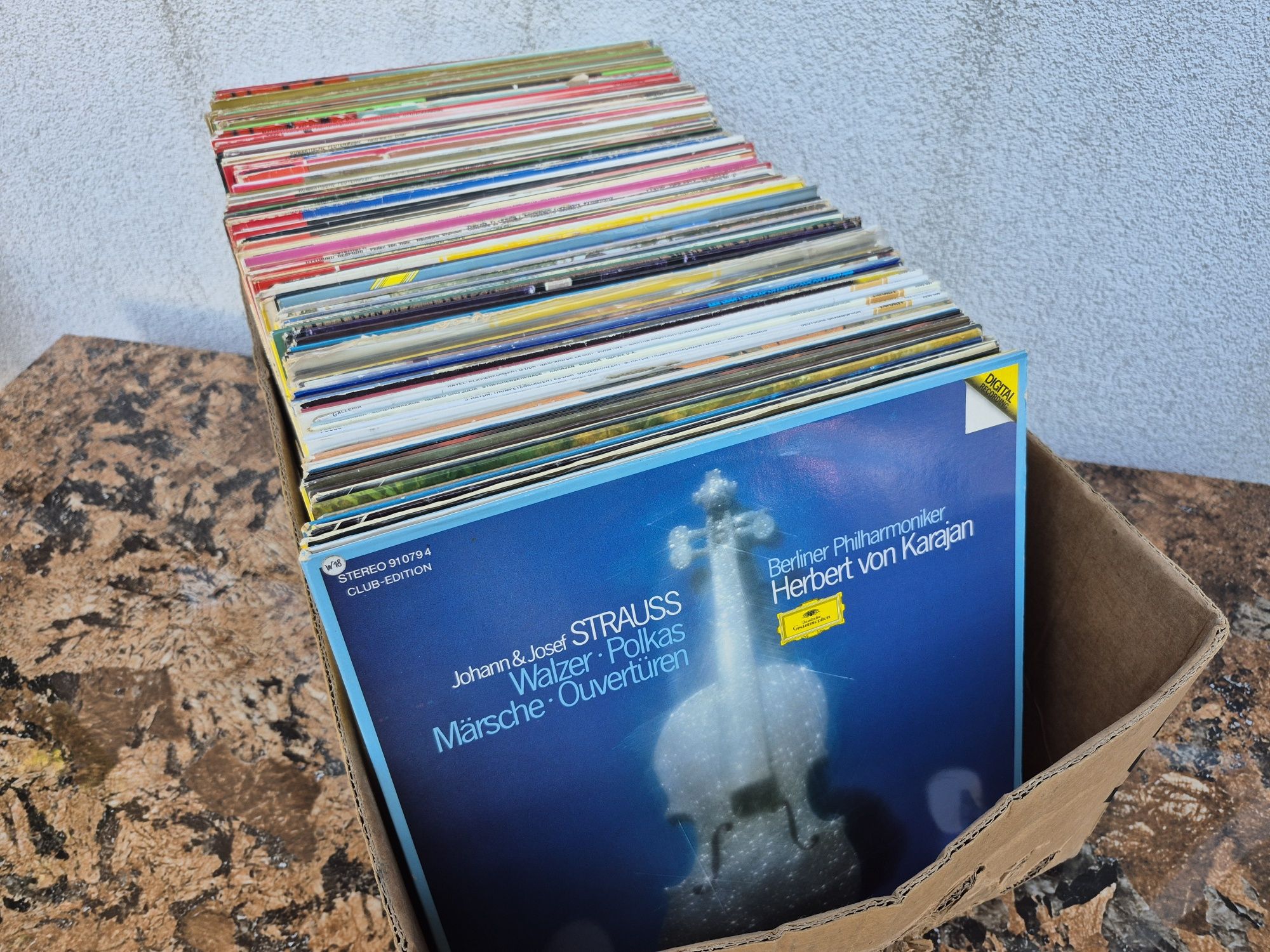 Vând 150 discuri vinil colectia Emi&Deutsche Grammophon muzica clasica