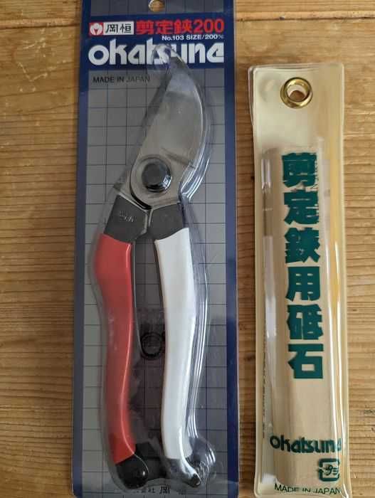 Foarfeca de vie Okatsune 103 si piatra de ascutit Okatsune 412