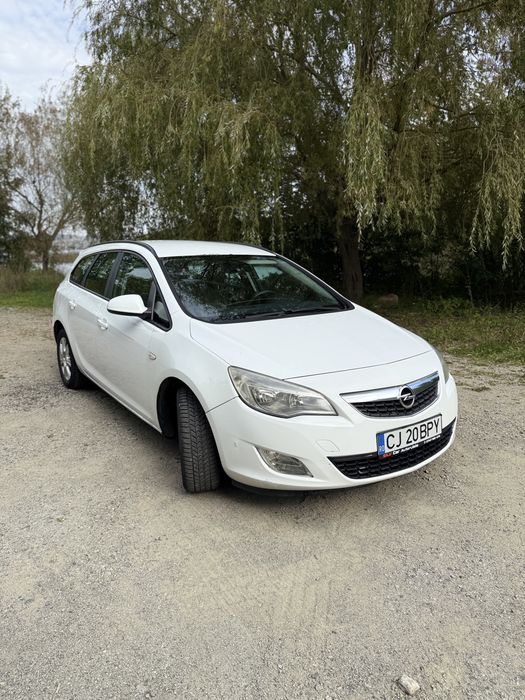// Opel Astra J Sports Tourer \\