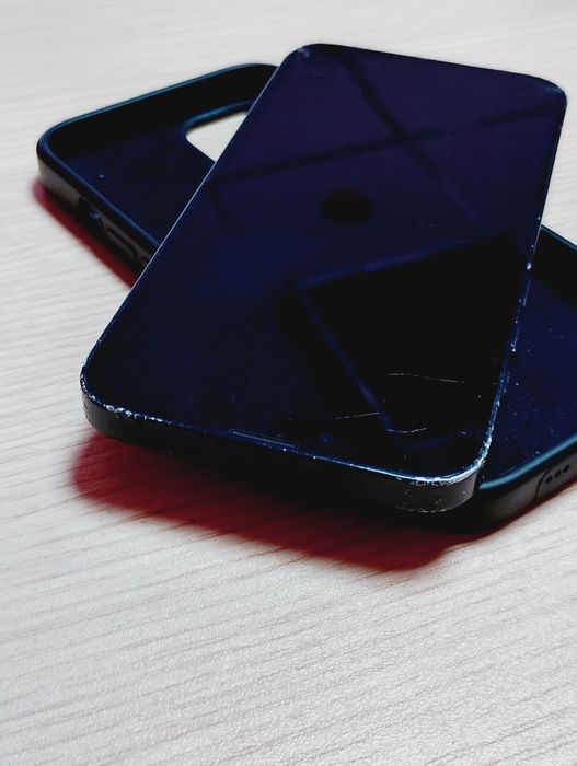 Продавам Iphone 13 128gb