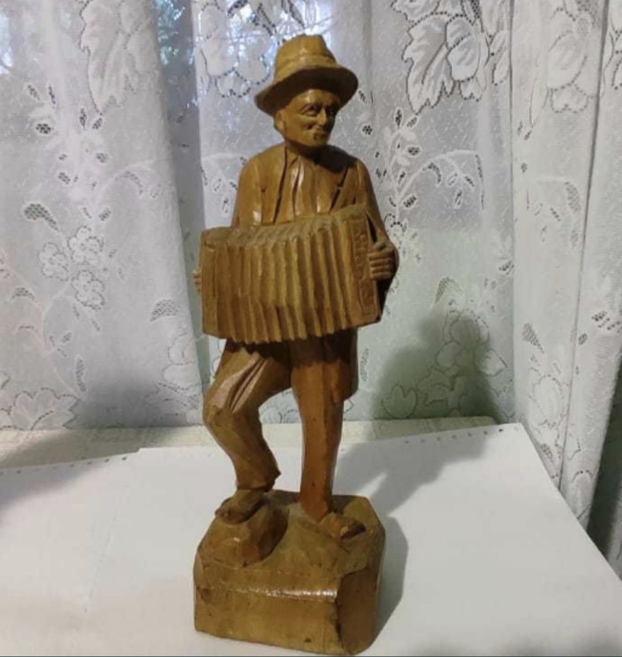 Sculpturi lemn "Fata cu lauta" și bărbatul cu acordeon