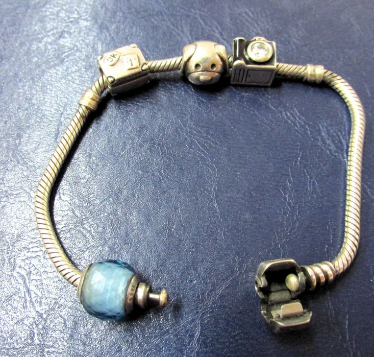 Oригинална сребърна гривна Pandora с талисмани
